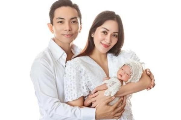 Cậu cả nhà Phan Hiển sao y bản chính với bố, Khánh Thi cũng phải tấm tắc: Giống hết, tuy 2 mà 1-6