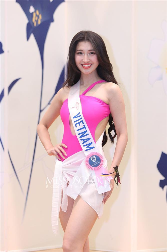 Phương Nhi và thí sinh Hoa hậu Quốc tế diễn áo tắm ở bán kết-1