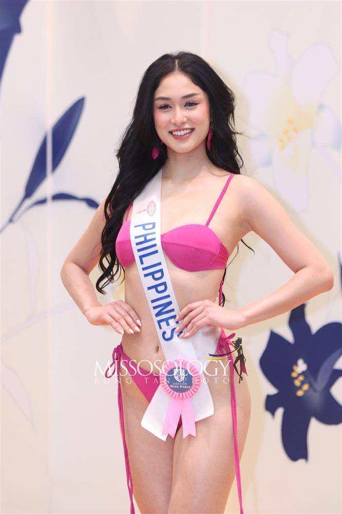 Phương Nhi và thí sinh Hoa hậu Quốc tế diễn áo tắm ở bán kết-4