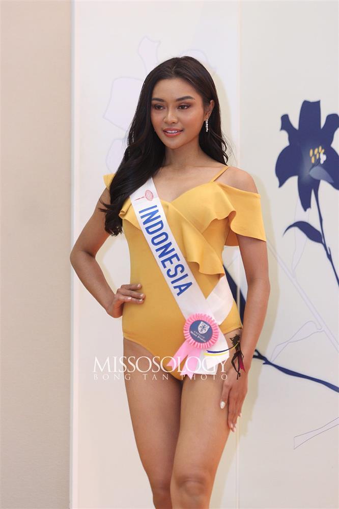 Phương Nhi và thí sinh Hoa hậu Quốc tế diễn áo tắm ở bán kết-6