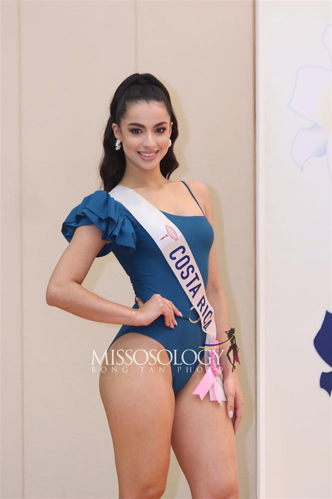 Phương Nhi và thí sinh Hoa hậu Quốc tế diễn áo tắm ở bán kết-7