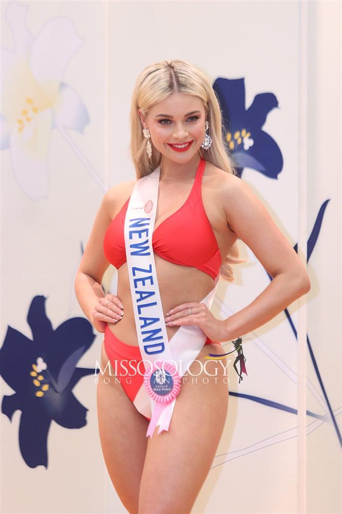 Phương Nhi và thí sinh Hoa hậu Quốc tế diễn áo tắm ở bán kết-8