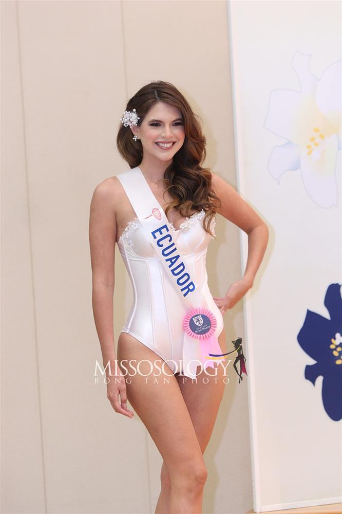 Phương Nhi và thí sinh Hoa hậu Quốc tế diễn áo tắm ở bán kết-9