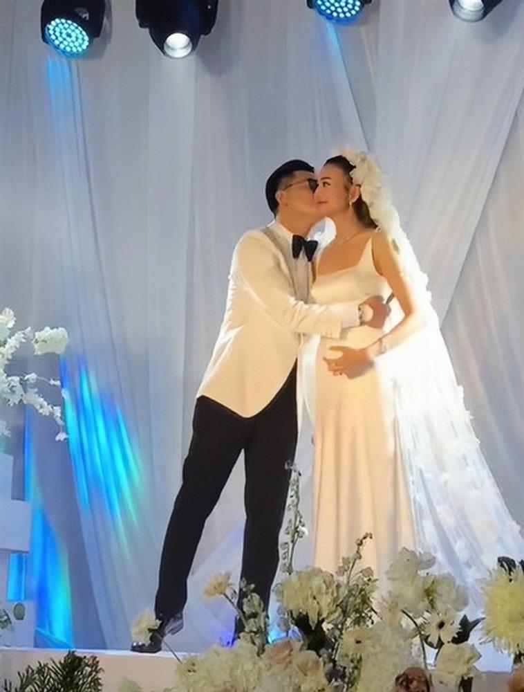 Khoảnh khắc chồng nhạc trưởng hôn Thanh Hằng trong lễ cưới xa hoa gây sốt-2