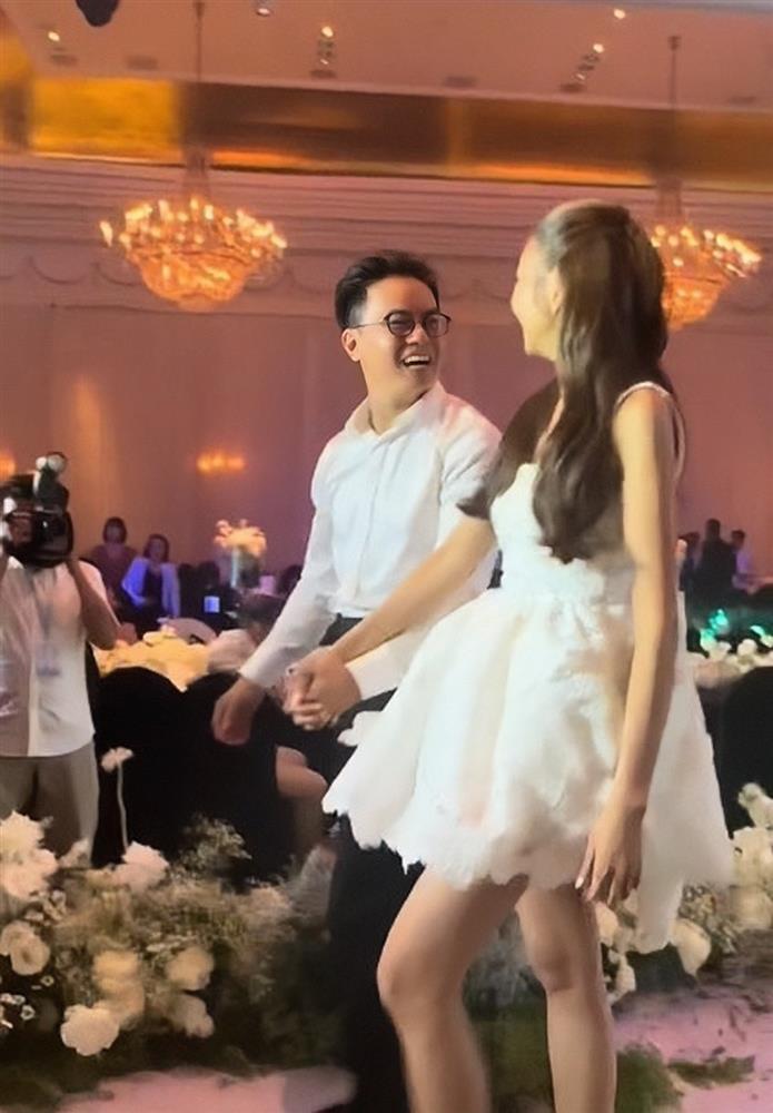 Khoảnh khắc chồng nhạc trưởng hôn Thanh Hằng trong lễ cưới xa hoa gây sốt-4