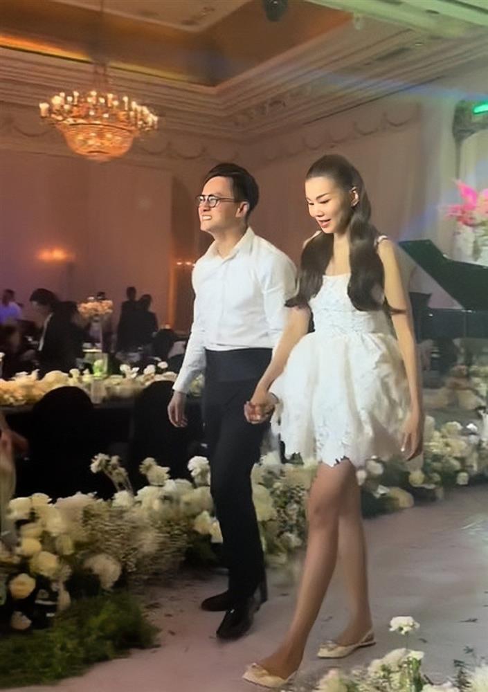 Khoảnh khắc chồng nhạc trưởng hôn Thanh Hằng trong lễ cưới xa hoa gây sốt-5