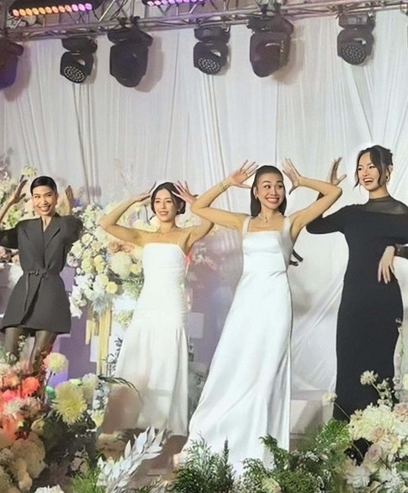 Khoảnh khắc chồng nhạc trưởng hôn Thanh Hằng trong lễ cưới xa hoa gây sốt-6