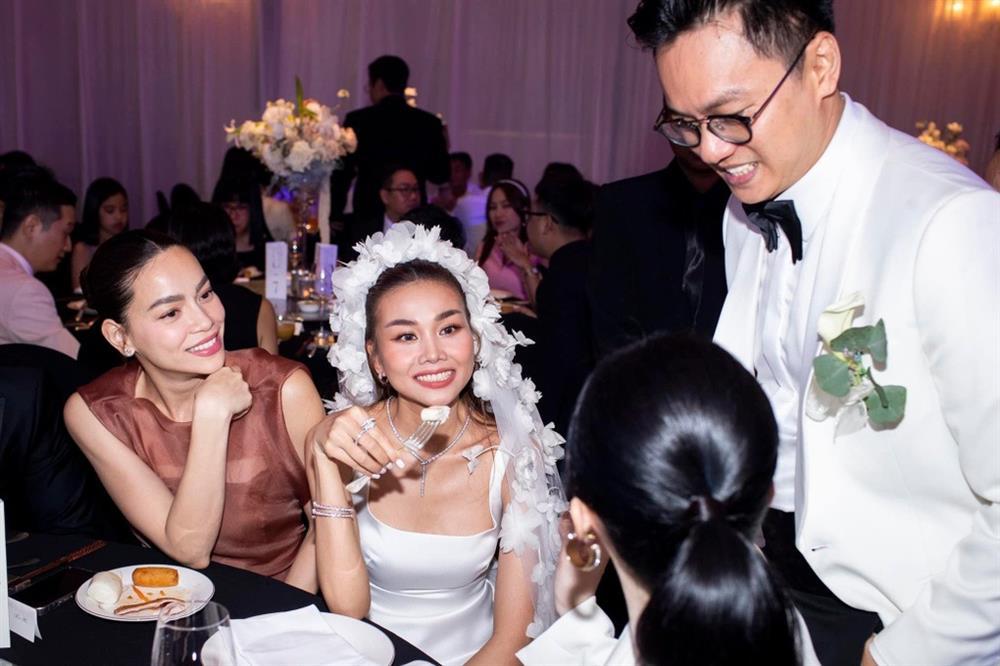 Khoảnh khắc chồng nhạc trưởng hôn Thanh Hằng trong lễ cưới xa hoa gây sốt-9