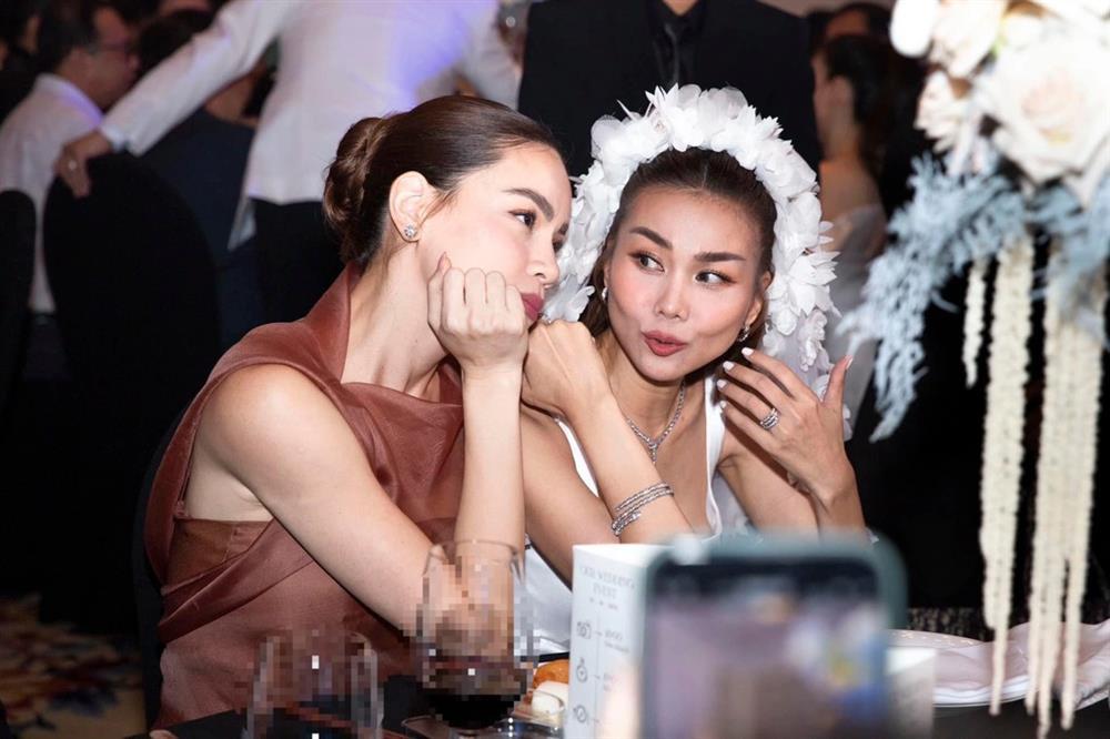 Khoảnh khắc chồng nhạc trưởng hôn Thanh Hằng trong lễ cưới xa hoa gây sốt-10