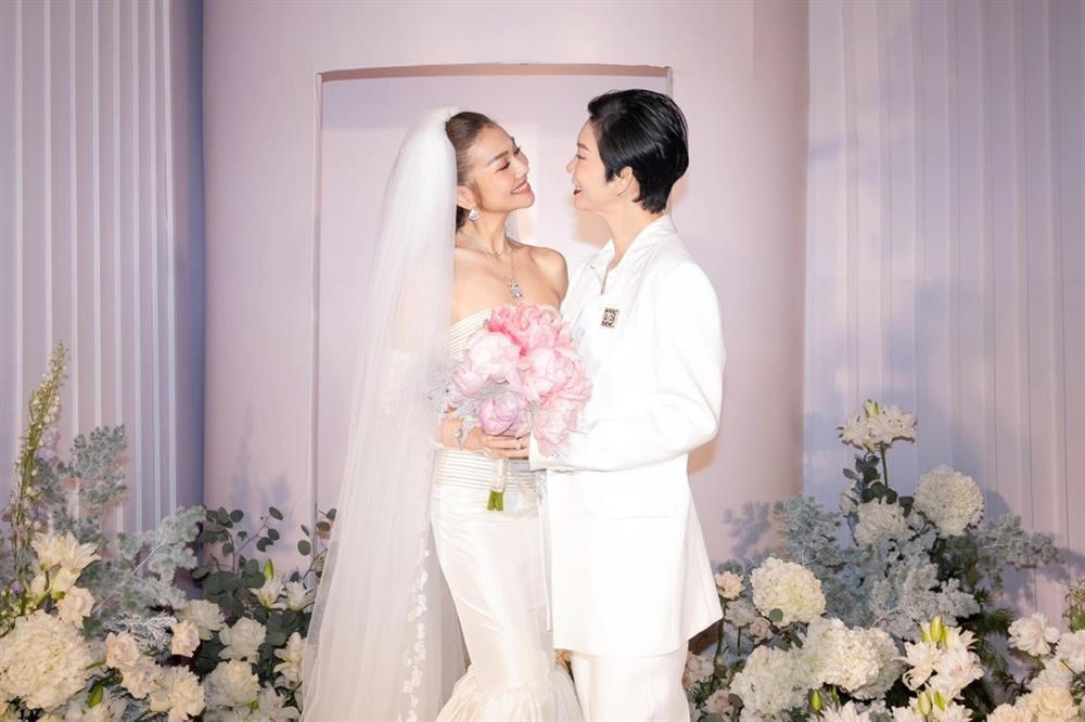 Khoảnh khắc chồng nhạc trưởng hôn Thanh Hằng trong lễ cưới xa hoa gây sốt-13