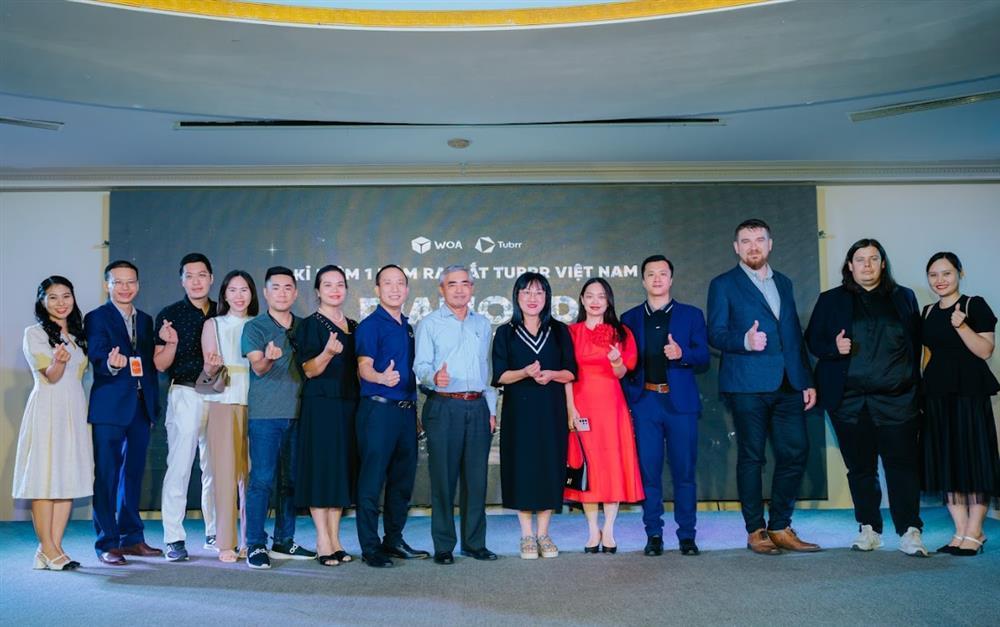 Cú bắt tay của những ‘gã khổng lồ’ trong ngành sáng tạo-1