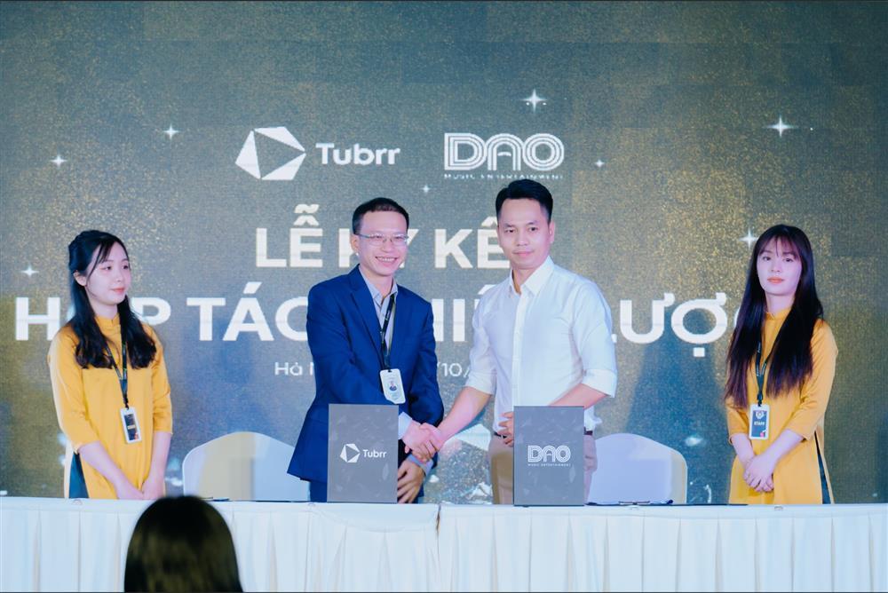 Cú bắt tay của những ‘gã khổng lồ’ trong ngành sáng tạo-2