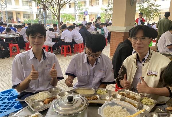 Trường học lên tiếng về suất ăn 33.000 đồng chỉ có rau và 2 quả trứng ốp la-3