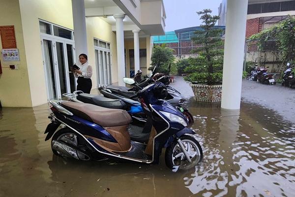 Nước ngập mênh mông ở trụ sở UBND quận, hầm chui sau mưa lớn tại TPHCM-2
