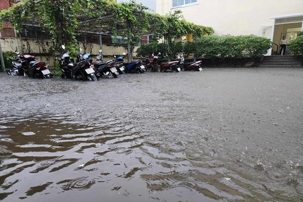 Nước ngập mênh mông ở trụ sở UBND quận, hầm chui sau mưa lớn tại TPHCM-3
