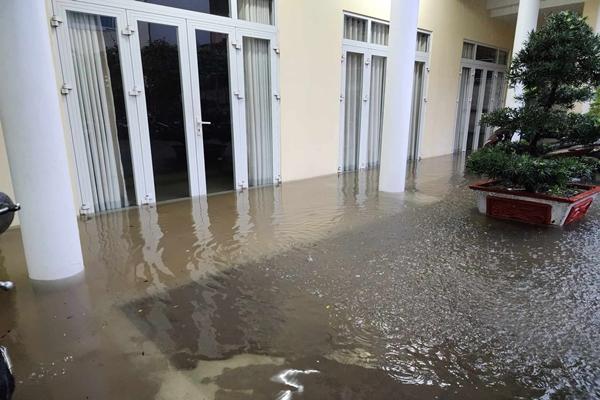 Nước ngập mênh mông ở trụ sở UBND quận, hầm chui sau mưa lớn tại TPHCM-4