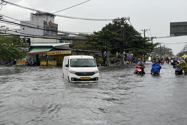 Nước ngập mênh mông ở trụ sở UBND quận, hầm chui sau mưa lớn tại TPHCM-5