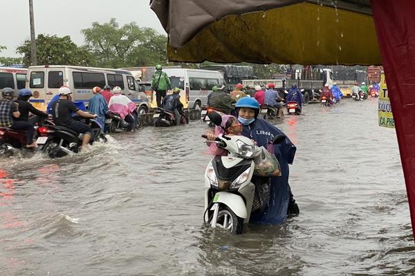 Nước ngập mênh mông ở trụ sở UBND quận, hầm chui sau mưa lớn tại TPHCM-7