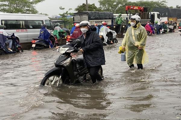 Nước ngập mênh mông ở trụ sở UBND quận, hầm chui sau mưa lớn tại TPHCM-8