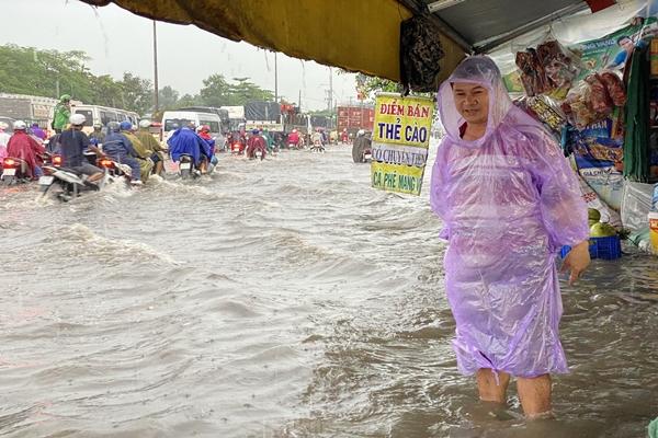 Nước ngập mênh mông ở trụ sở UBND quận, hầm chui sau mưa lớn tại TPHCM-9