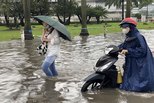 Nước ngập mênh mông ở trụ sở UBND quận, hầm chui sau mưa lớn tại TPHCM-11