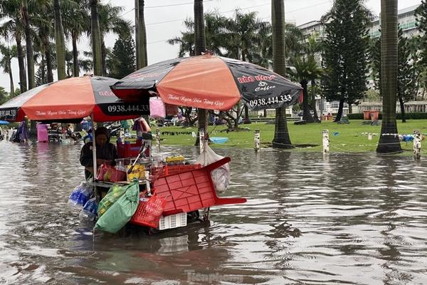 Nước ngập mênh mông ở trụ sở UBND quận, hầm chui sau mưa lớn tại TPHCM-13