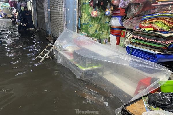 Nước ngập mênh mông ở trụ sở UBND quận, hầm chui sau mưa lớn tại TPHCM-15