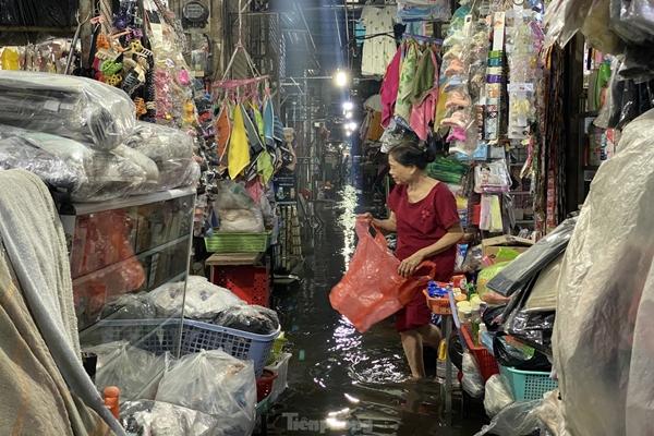Nước ngập mênh mông ở trụ sở UBND quận, hầm chui sau mưa lớn tại TPHCM-16