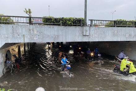 Nước ngập mênh mông ở trụ sở UBND quận, hầm chui sau mưa lớn tại TPHCM