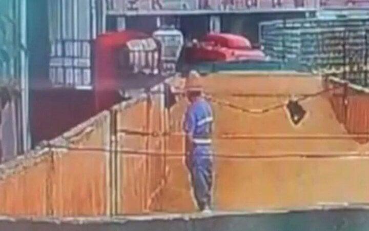 Lộ clip công nhân tè bậy vào kho nguyên liệu, nhà máy bia khốn đốn-1