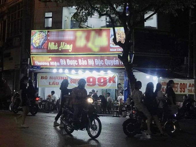 Khách tố quán buffet ở Hà Nội bẩn kinh hoàng, rau thịt vứt ngổn ngang sàn bếp-2