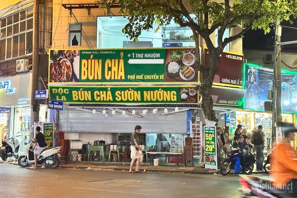 Khách tố quán buffet ở Hà Nội bẩn kinh hoàng, rau thịt vứt ngổn ngang sàn bếp-3