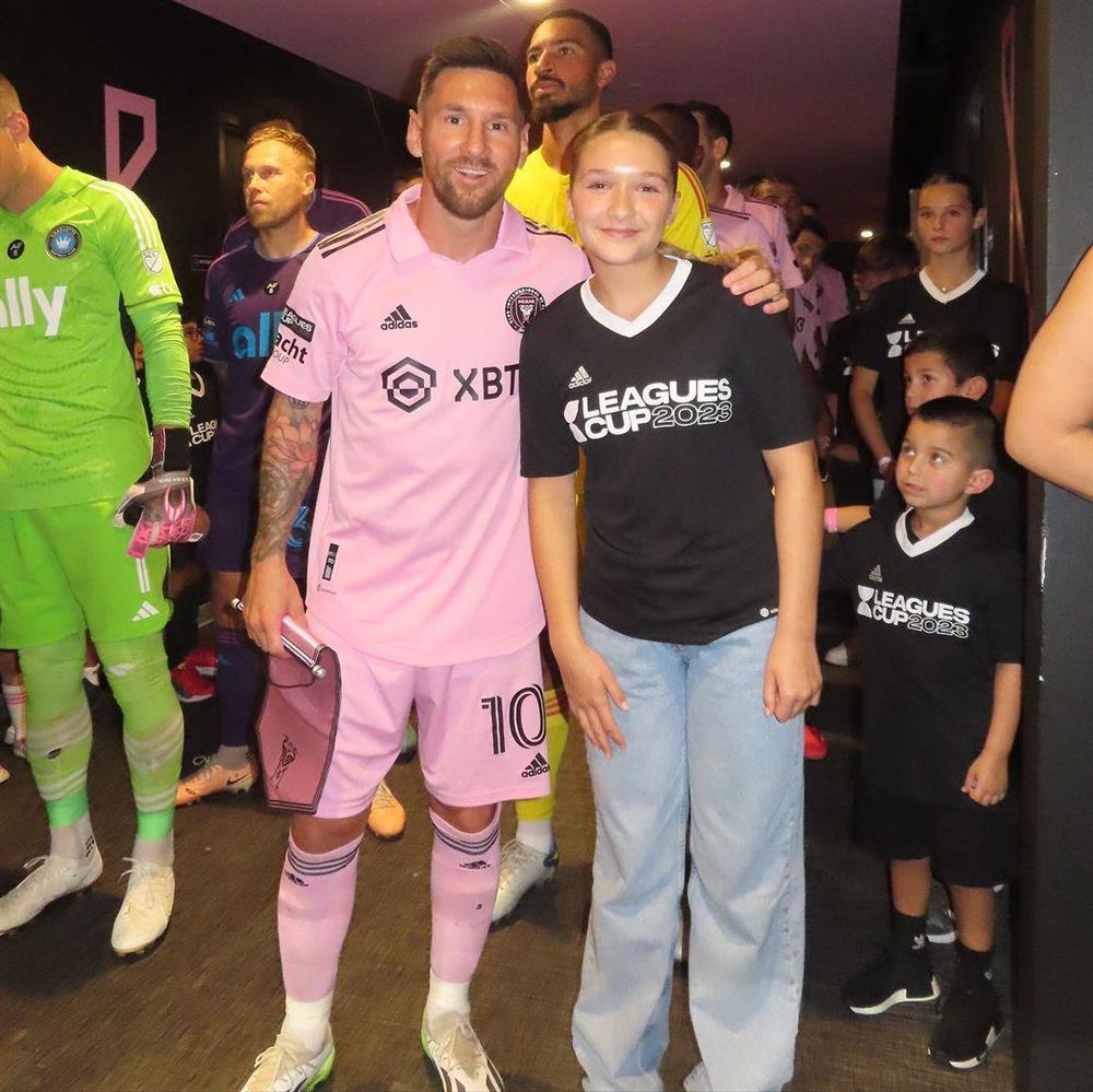 Vợ Messi khoe body săn chắc ở sự kiện, lộ mối quan hệ thân thiết với Victoria Beckham-7