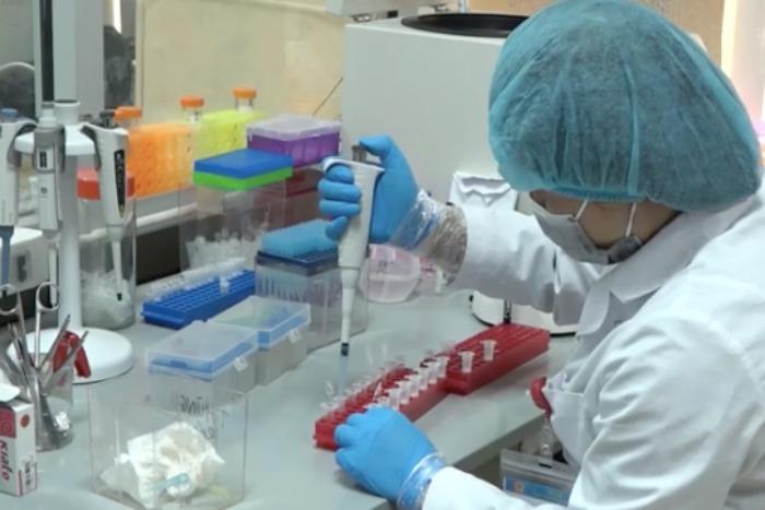 Mang con đi xét nghiệm ADN từ dấu hiệu lạ sau buổi họp lớp của vợ-1