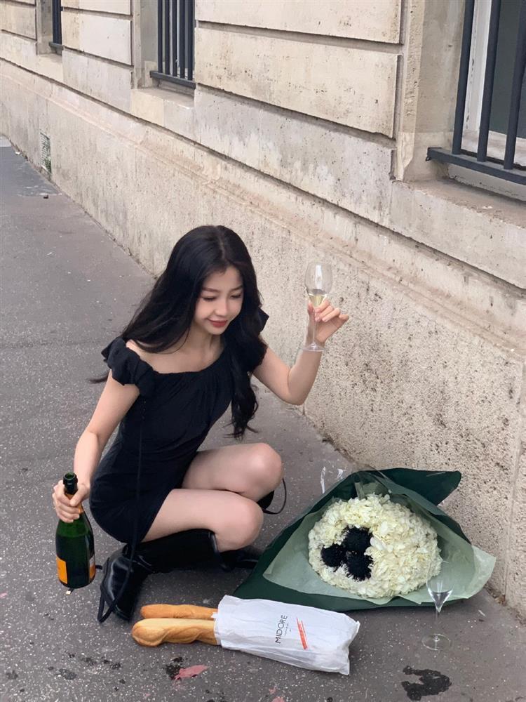 Tình cũ màn ảnh của Vương Hạc Đệ bị chỉ trích vì để bánh mì Pháp dưới đất, lãng phí đồ ăn-1