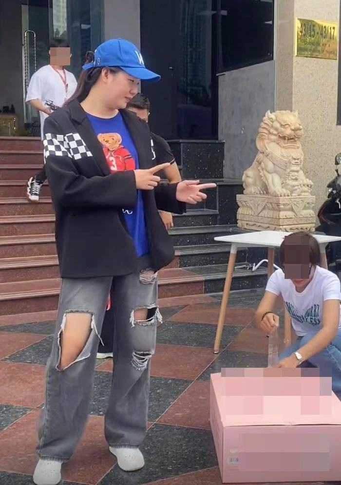 Giữa lúc Ngọc Trinh bị bắt tạm giam, trợ lý Thúy Kiều đang làm gì?-2