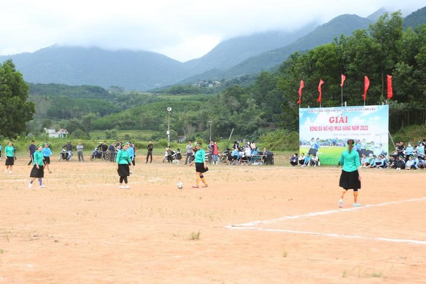 Những cô gái mặc váy đá bóng ở Bình Liêu-1
