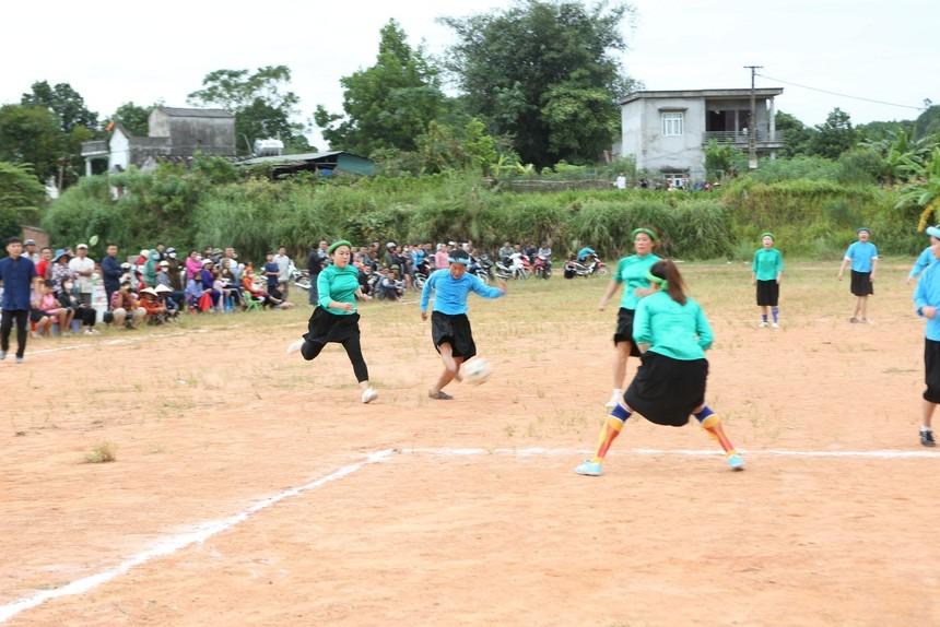 Những cô gái mặc váy đá bóng ở Bình Liêu-3