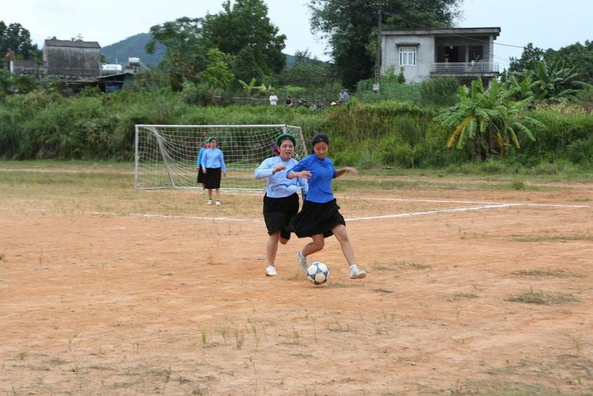 Những cô gái mặc váy đá bóng ở Bình Liêu-4