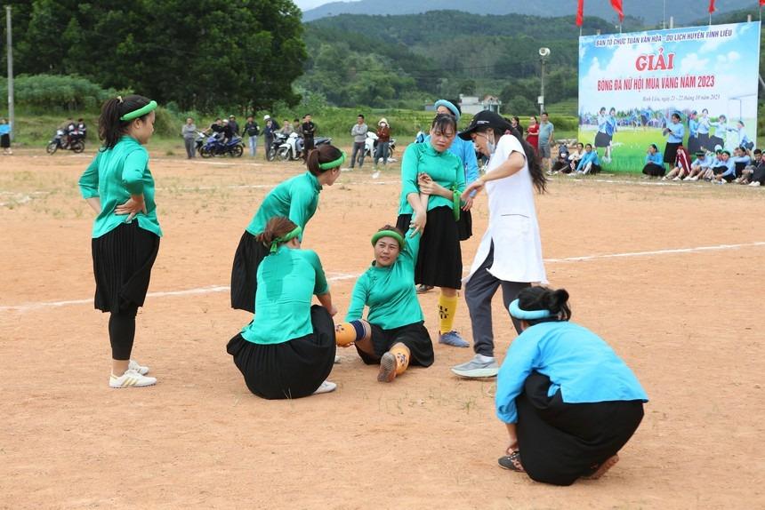 Những cô gái mặc váy đá bóng ở Bình Liêu-5