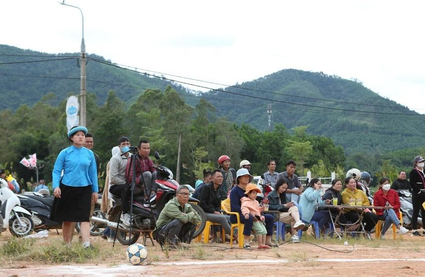 Những cô gái mặc váy đá bóng ở Bình Liêu-6