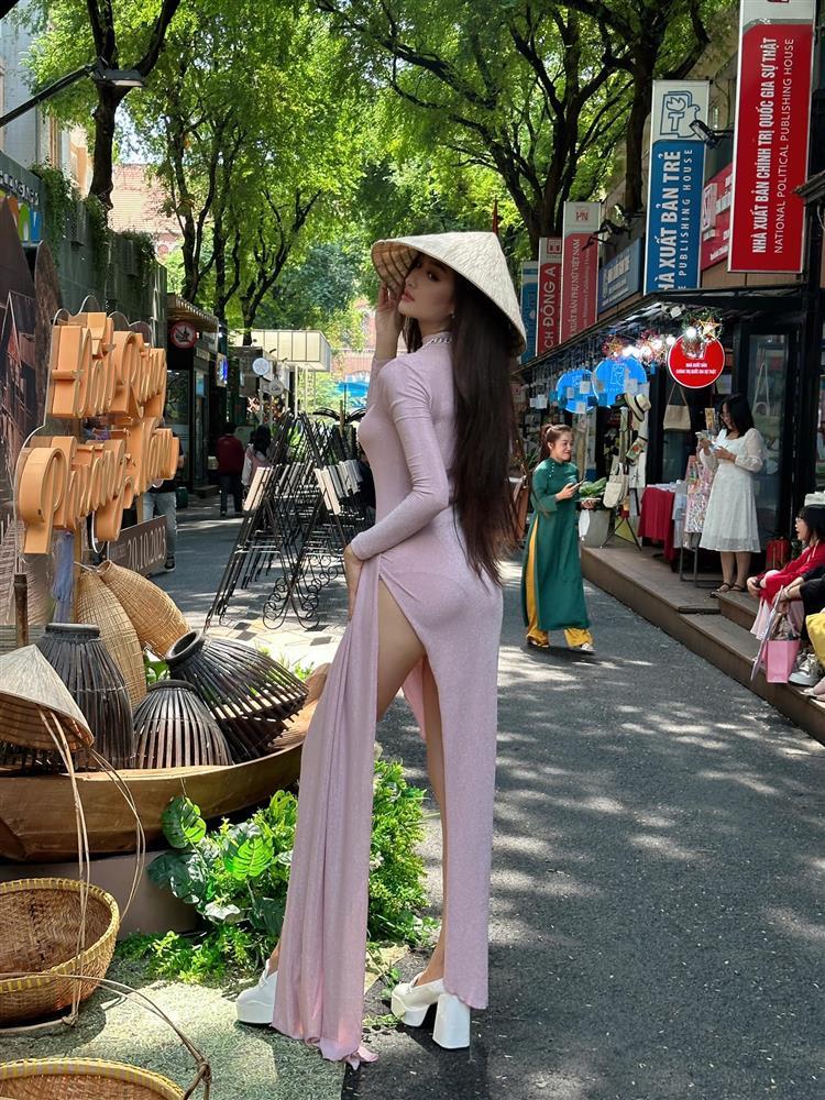 Cô gái Campuchia mặc thoáng khi đi dạo phố sách TP.HCM, gây xôn xao MXH Việt-1