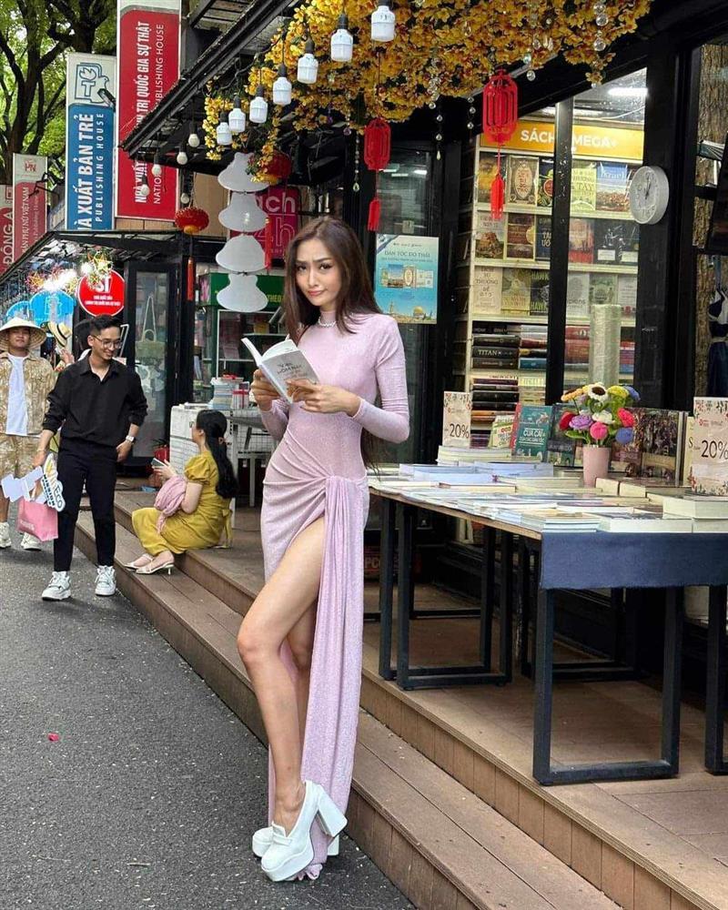 Cô gái Campuchia mặc thoáng khi đi dạo phố sách TP.HCM, gây xôn xao MXH Việt-3