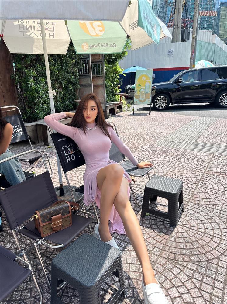 Cô gái Campuchia mặc thoáng khi đi dạo phố sách TP.HCM, gây xôn xao MXH Việt-4