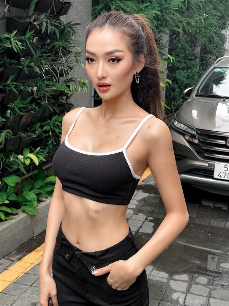 Cô gái Campuchia mặc thoáng khi đi dạo phố sách TP.HCM, gây xôn xao MXH Việt-5