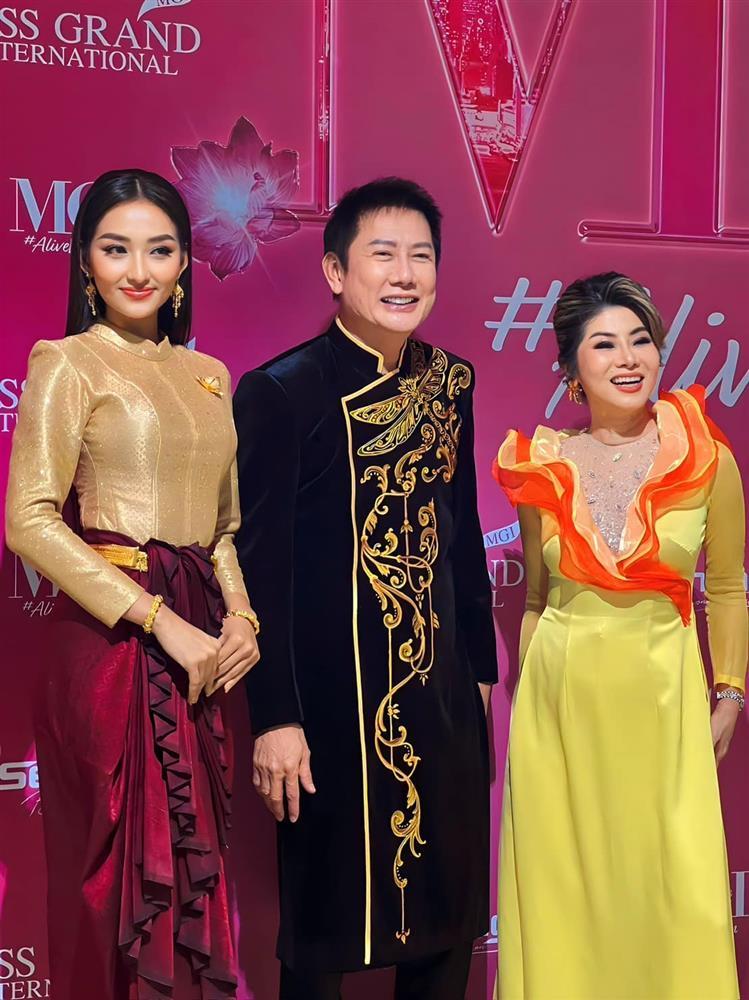 Cô gái Campuchia mặc thoáng khi đi dạo phố sách TP.HCM, gây xôn xao MXH Việt-7