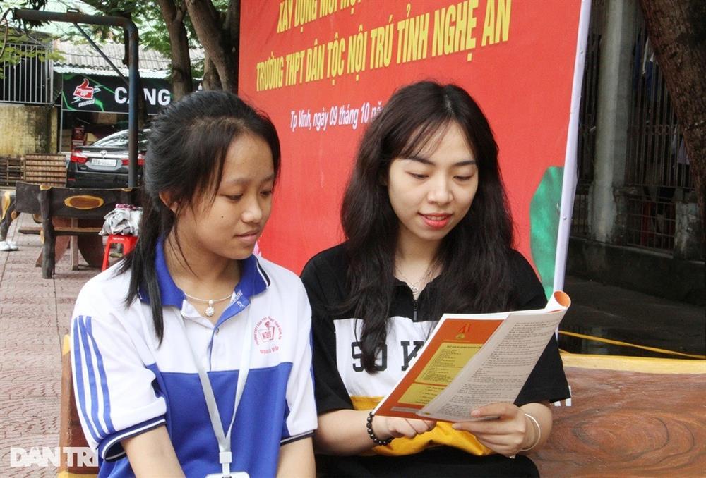 Nữ sinh đầu tiên của tộc người ngủ ngồi đạt giải thưởng quốc tế-2