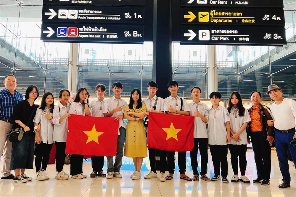 Nữ sinh đầu tiên của tộc người ngủ ngồi đạt giải thưởng quốc tế-4