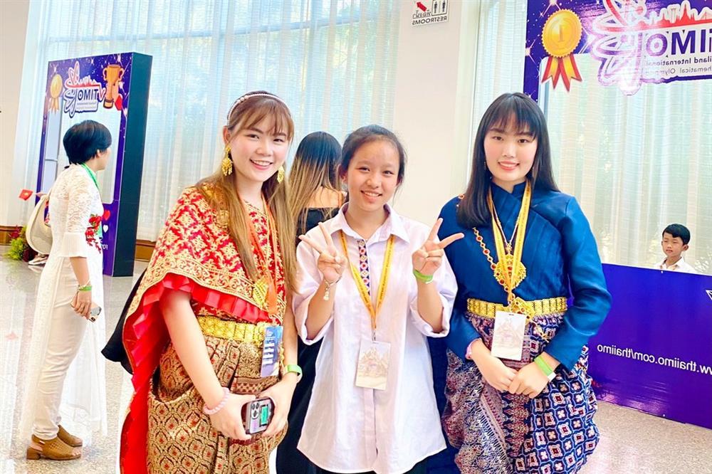 Nữ sinh đầu tiên của tộc người ngủ ngồi đạt giải thưởng quốc tế-5