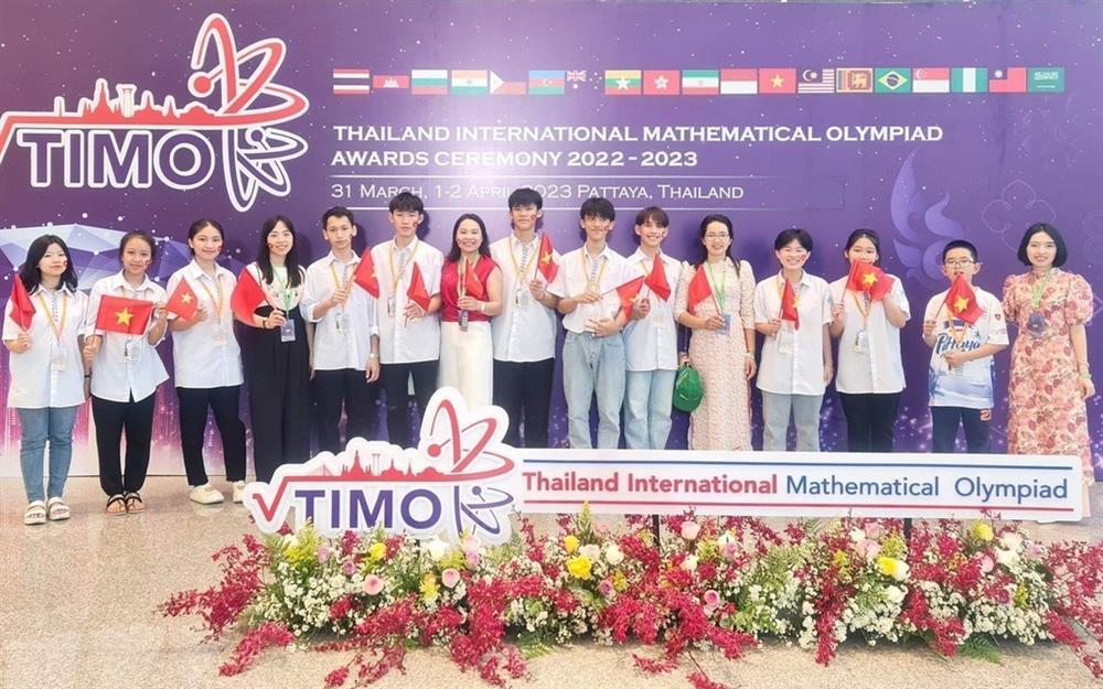 Nữ sinh đầu tiên của tộc người ngủ ngồi đạt giải thưởng quốc tế-6